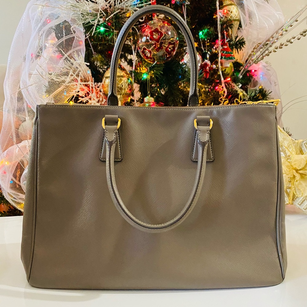 Sold ⚡️⚡️Authentic Prada Saffiano Lux Tote Bag - Picture 9 of 16